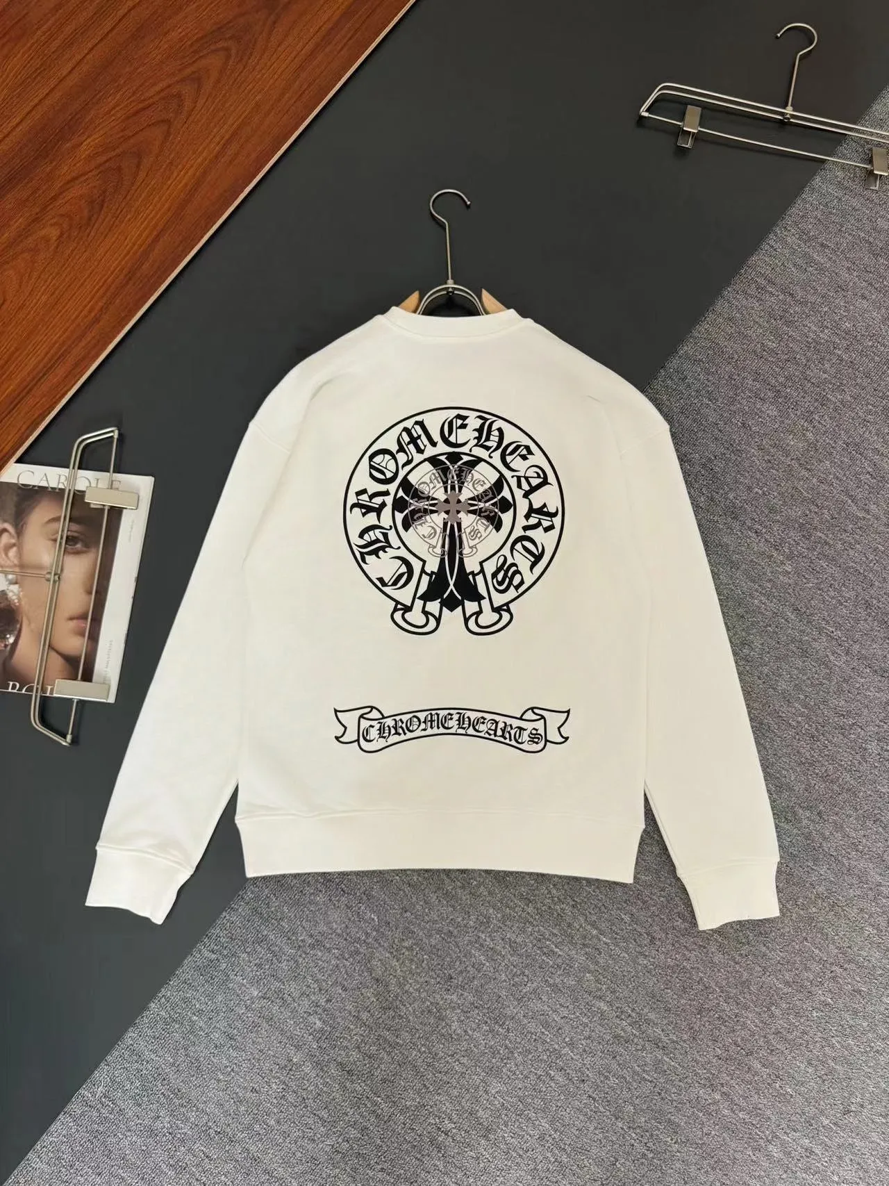 P230 Chrome Hearts*Chrome Hearts* The latest round-neck fashionable long-sleeved sweatshirt in autumn and winter, with printed logo design and 400 grams of pure cotton fabric! It is close to the skin and comfortable, durable and easy to wear. The original factory craftsmanship is meticulous. It is a must-have for casual wear. Size S M L XL XXL